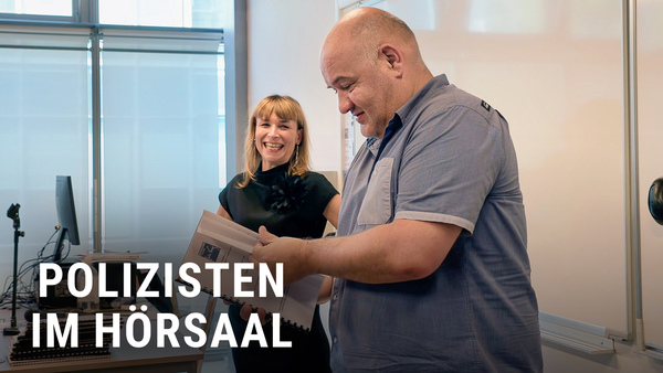 Polizisten im Hörsaal